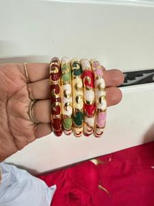 Pulseras de Brazo Hechas a Mano con Cuentas de Latón y Incrustaciones de Coral, Elaboradas por Artesanos Expertos con Técnicas Tradicionales - Product Image 5