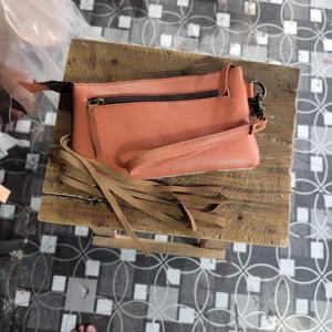 Bolso de mano de piel de vaca de estilo vaquero, bolso de mano de piel de vaca a precio mayorista - Product Image 2