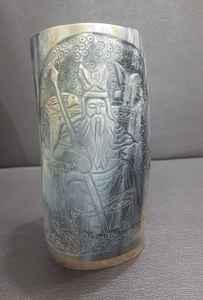 Cuerno para beber tallado a mano hecho a medida con intrincadas tallas temáticas vikingas para hidromiel y tiendas de suministros vikingos para reventa - Product Image 3