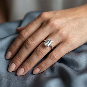 Anillo Solitario Elegante con Corte Esmeralda, Banda Minimalista con Acabado en Tono Plateado, Anillo de Declaración para Mujer - Product Image 3