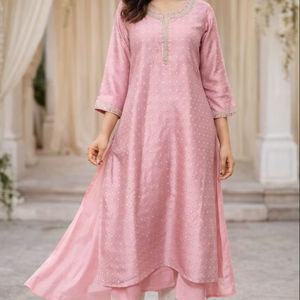 Conjunto de Kurta Lavable de Seda/Algodón Satinado Rosa con Bordado, Cuello Doble Capa, Manga Raglán y Pantalones Rectos - Product Image 1