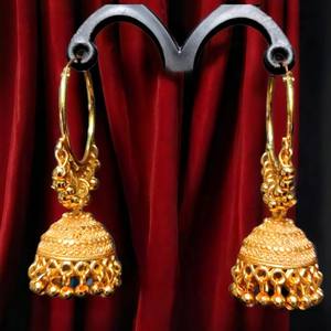 Boucles d'oreilles à prix abordable serties de boucles d'oreilles de style Jhumka en plaqué or 22CT de conception traditionnelle, bijoux pour femmes - Product Image 3