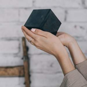 Cubo de shungita pulido de 3.9 pulgadas (100 mm) - Product Image 4