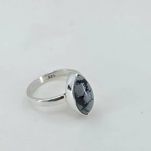 Bague artisanale Navya en argent sterling 925 avec obsidienne flocon de neige, design incrusté, taille 4-13, obsidienne flocon de neige unique - Product Image 4