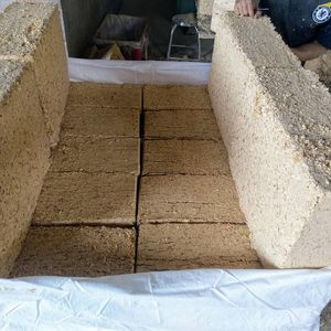 Briquettes de granulés de bois haute densité en forme de sciure de bois, combustible industriel à faible teneur en cendres, emballées, blanches - Product Image 3