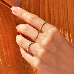 Anillo de banda de diamante Solo Natural personalizado de alta calidad y alta claridad Anillo de curva de bisel chapado en oro sólido de 10K Banda de diamante pequeña - Product Image 4