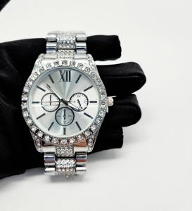 Montre en cristal glacé avec finition en or 14 carats: style streetwear bling-bling rehaussant leur look. - Product Image 1