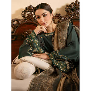 Ensemble de costume 3 pièces ample brodé Khaddar pour femmes IZEL avec pantalon en laine/coton-BIC-4394 - Product Image 5