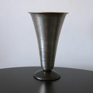 Vase à fleurs décoratif exclusif en métal avec finition en laiton antique idéal pour le bureau à domicile et les arrangements floraux d'hôtel - Product Image 2