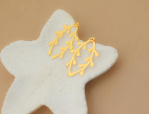 Pendientes colgantes de rama de hoja chapados en oro hechos a mano, joyería llamativa inspirada en la naturaleza para mujer - Product Image 3