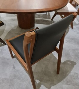 Silla de comedor moderna y barata Enzy hecha de madera de teca maciza de buena calidad y cojín de cuero PU con acabado de nogal para uso en interiores. - Product Image 5
