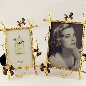 Cadre photo en métal design, idéal pour les intérieurs de luxe, offrant une structure solide et un attrait visuel élégant pour les maisons. - Product Image 5