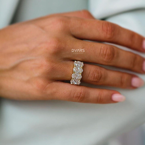 แหวนหมั้นเพชรทรงรีสี่เหลี่ยมเจียระไนแบบโอวัล ความใส VVS ทองคำแท้ 18K เพชรเพาะเลี้ยงในห้องปฏิบัติการ ดีไซน์หรูหรา ปรับแต่งได้ในสีทองคำขาว ทองคำเหลือง และทองคำชมพู - Product Image 1