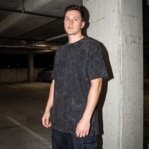 Camiseta Personalizada con Lavado Ácido, Corte Largo y Holgado, 240 GSM, Bajo sin Rematar, Negra Desgastada, Estilo Urbano, Venta al por Mayor OEM - Product Image 5