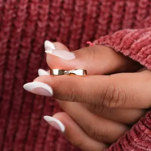 Anillo de Boda de Acero Inoxidable Hecho a Mano con Moissanita de Corte Brillante y Claridad, Bañado en Rodio - Product Image 4