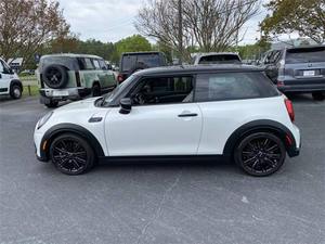 MINI 2023 Hardtop 2 portes Cooper S Classic 2dr hayon avec Prod soigneusement utilisé - Product Image 6