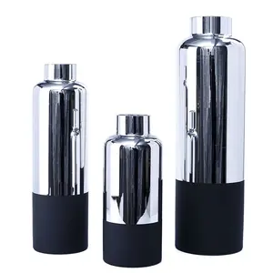 Jarrón de Hierro con Diseño Costero Tallado Floral en Dorado con Acabado Antiguo de Zahid Exports para Flores Navideñas - Product Image 5