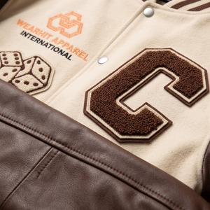 Veste en chenille personnalisée à épaules tombantes, crème et marron, avec patch dés en chenille, manches en cuir, style Letterman personnalisé - Product Image 4
