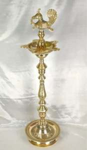 Venta al por mayor fabricante templos tradicionales Puja latón en relieve Pavo Real Mahabharat Diya lámpara de pie Natural Navidad Pascua Decoración - Product Image 3