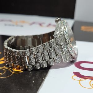 Montre élégante en diamant argenté Montre de luxe pour homme avec chiffres romains et sertissage complet en diamant Montre de luxe en diamant argenté - Product Image 4