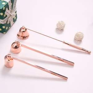 Éteignoir à bougies en métal classique conçu pour les salles à manger de luxe et les décorations de vacances lors des réunions de famille saisonnières - Product Image 1