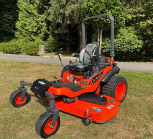 Tondeuse autoportée professionnelle Kubota ZD1211 diesel de qualité supérieure, prête à l'emploi pour l'entretien des pelouses commerciales - Product Image 1