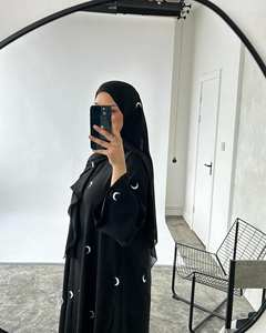 Abaya en soie noire de qualité supérieure pour adultes Moon Design inspiré des vêtements musulmans traditionnels pour toutes les saisons - Product Image 4