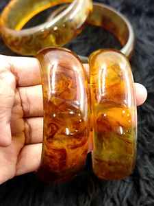 กำไลเรซินผู้หญิงมีสไตล์ตัวหนาทำด้วยมือแบบจำลองแฟชั่นที่มีชีวิตชีวาแกะสลักอย่างมีศิลปะ - Product Image 3