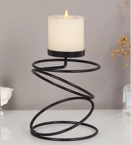 Portavelas de hierro forjado de estilo antiguo con brazos elegantemente esculpidos y hermosos patrones clásicos para uso decorativo - Product Image 6