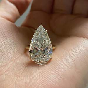 Anillo de Compromiso Iced Jewelz con Diamante Moissanite de Corte Pera de 10 Quilates, Engaste de Canal, Oro Rosa de 14K, Chapado en Platino, Certificado IGI - Product Image 6