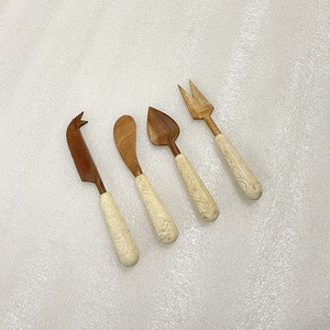 Ensemble de 2 pièces en bois naturel avec manche en résine Accessoires de décoration intérieure Couteau à gâteau et serveur - Product Image 4