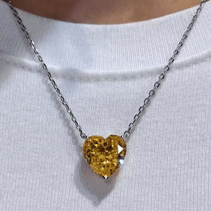 Collar Minimalista de Oro de 18K con Colgante de Corazón Amarillo y Circonita, Cadena Religiosa Clásica y Elegante para Compromiso - Product Image 2