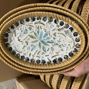 Plateau en rotin artisanal du Vietnam avec incrustation de nacre colorée pour la présentation de table à la maison - Product Image 1
