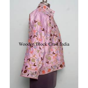 Veste en velours brodée Suzani à l'aspect étonnant, veste d'hiver, manteau pour femmes, veste courte Suzani pour femmes - Product Image 4