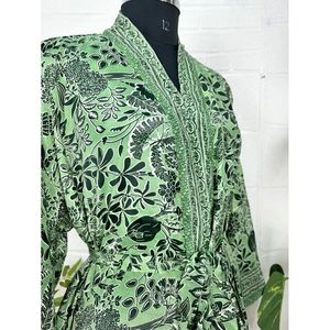 Kimono de plage pour femme en soie de luxe style bohème, avec motifs cachemire bleu et floraux, idéal comme cadeau de luxe pour un anniversaire. - Product Image 4