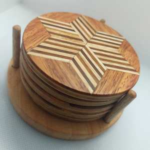Sous-verres en bois de luxe fabriqués à la main, résistants à la chaleur, anti-rayures et parfaits pour un décor de salon élégant - Product Image 1