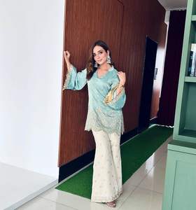 Lo último en ropa de fiesta de boda, Top de trabajo con bordado de secuencia pesada de crape francés puro y Palazzo con trabajo de encaje cortado Dupatta - Product Image 2