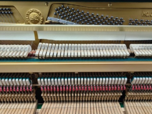 Piano droit classique Yamaha U1D, importé du Japon, artisanat supérieur, haute qualité, finition noire, performances fluides - Product Image 6