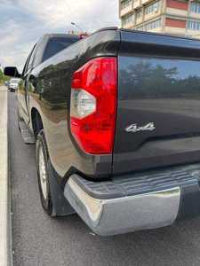 SUV Tundra 2024 d'occasion, automatique, transmission intégrale, sièges en cuir, moteur 4.1-6L, régulateur de vitesse adaptatif, conduite à gauche, pneus R17, toit ouvrant panoramique, couleur foncée - Product Image 5