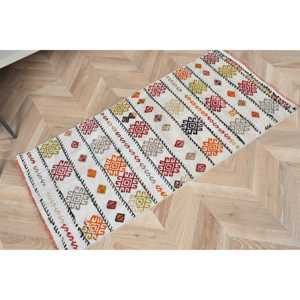 Alfombra Pequeña Kilim Vintage de 1.9x4 pies (57x123 cm), Alfombra Turca de Lana Blanca con Diseño Floral - Product Image 3