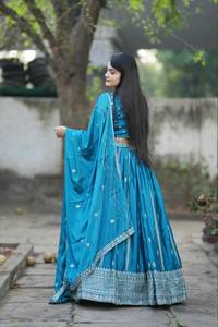 Magnífico Lehenga Choli de Chinon Pesado con Bordado de Hilo y Trabajo de Zari Plateado, Exportador de Moda Femenina en Venta - Product Image 3