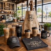 Ensemble de marchandises personnalisées pour café AT PACK avec logo, tablier, t-shirt, casquette, tasses, tasse en céramique et gobelet de voyage