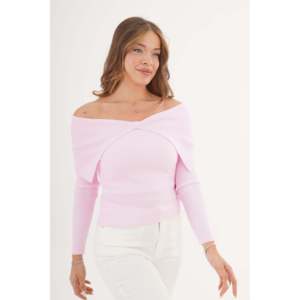 Pull en tricot rose à col en V pour femmes en vente en gros - Product Image 2