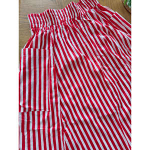 Jupe crayon midi à rayures rouges avec taille élastique, volants et fente - Product Image 4