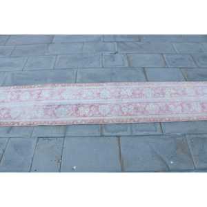 พรมวินเทจสไตล์ตุรกี ขนาด 1.7x9.4 ฟุต พรมขนสัตว์ลายดอกไม้สีชมพูขาว - Product Image 4