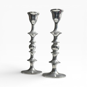 Porte-bougie en métal argenté décoratif moderne, paire avec base large pour une décoration minimaliste élégante - Product Image 5