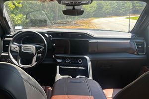 GMMCC Sierra 2500HD Denali 4x4 2025, Gasolina, Bajo Kilometraje - Product Image 4