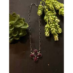 Collier Myra Bennaly en huître épineuse violette et argent sterling avec grappe de fleurs, idéal pour un cadeau - Product Image 1