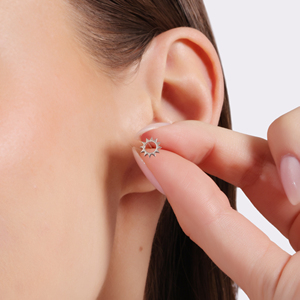 Boucles d'oreilles minimalistes Sunburst Stud en argent sterling 925 Design léger et moderne découpé pour un usage quotidien et un deuxième piercing - Product Image 5