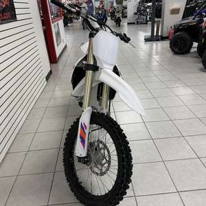 Auténtica Motocicleta Todoterreno YZ450F 2024/2025 Nueva Lista para Envío, Nueva Oferta de Venta - Product Image 3